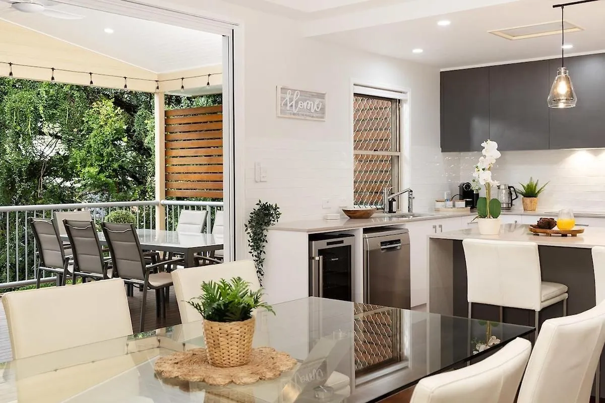 Newly Finished With Modern Fittings And Nice Open Spaces Брисбен